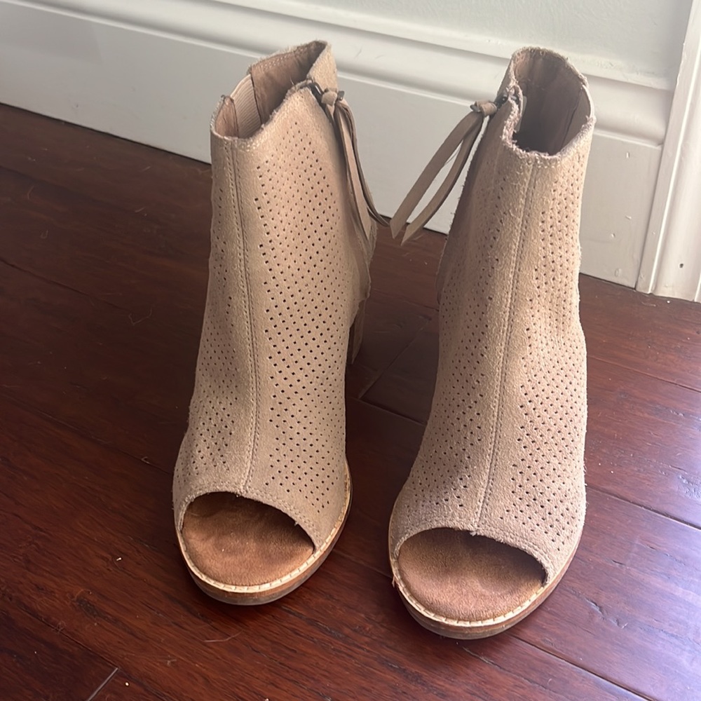 Tom’s Booties - Picture 2 of 6